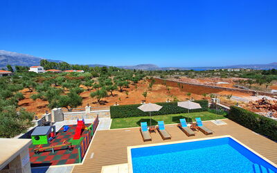 Villa Despanto: Pool, Scenic View