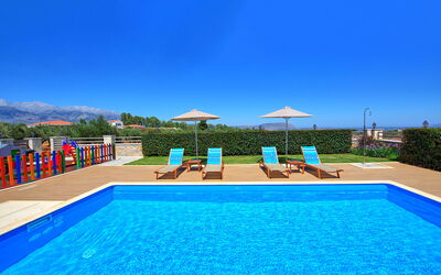Villa Despanto: Pool, Scenic View