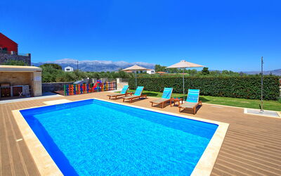 Villa Despanto: Pool, Scenic View