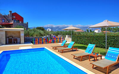 Villa Despanto: Pool, Summer