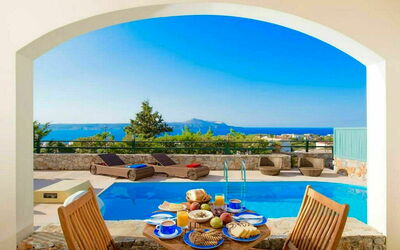 Villa Odysseus: Piscina, Vista Panoramica