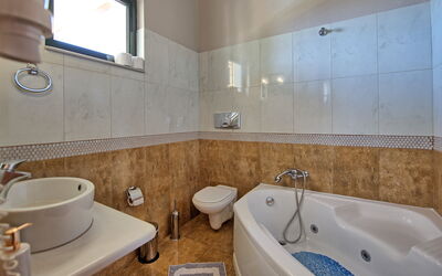 Villa Myrtia: Bathroom