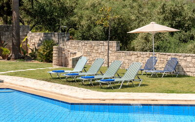 Villa Myrtia: Pool, Summer