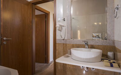 Villa Myrtia: Bathroom