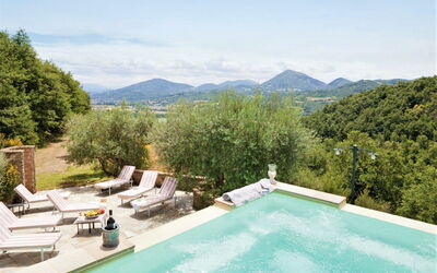 Villa Gigi: Buitenshuis, zwembad