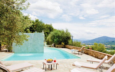 Villa Gigi: Buitenshuis, zwembad