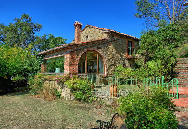 Gellino: Building Exterior, Garden