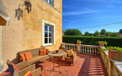 Villa Fiamma: all'aperto, Esterni