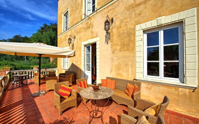 Villa Fiamma: all'aperto, Esterni