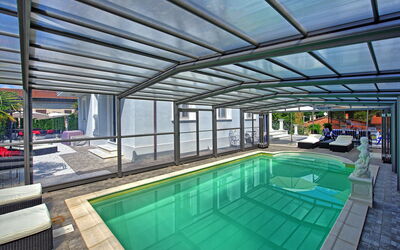 Villa Raffaela: bassin, Extérieur