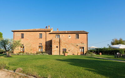 Podere Romina: Building Exterior, Garden