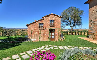 Podere Romina: Building Exterior, Garden