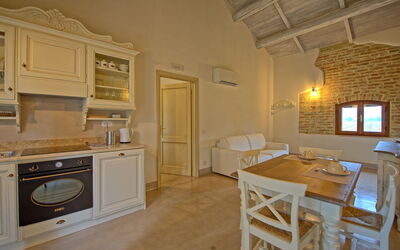 Villa Apollinare: Keuken, Lunchroom, Woonkamer