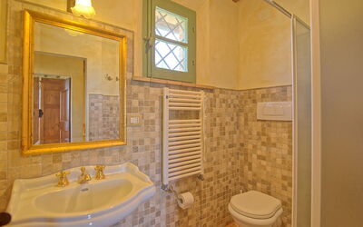 Castelmuzio: Bathroom