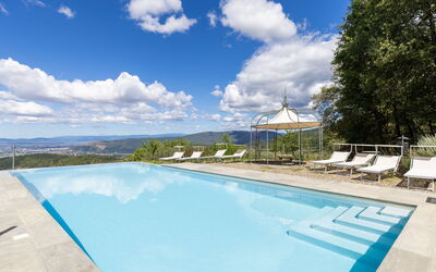 Villa Tenuta Lonciano: all'aperto, Piscina