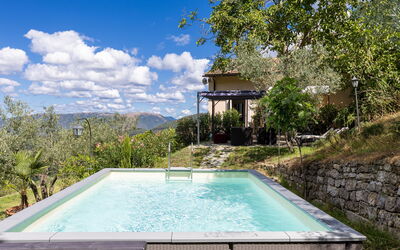 Villa Tenuta Lonciano: all'aperto, Giardino, Piscina