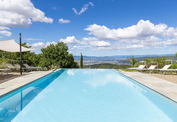 Villa Tenuta Lonciano: all'aperto, Piscina, Vista Panoramica