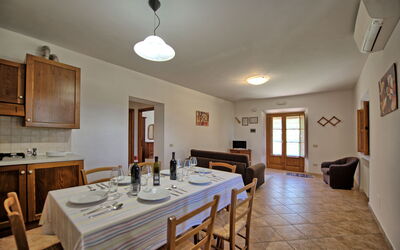 Villa Picchio: Cuisine, Salle à manger, Salon