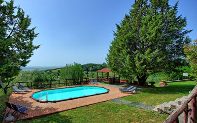 Villa Uccellaia: bassin, Vues