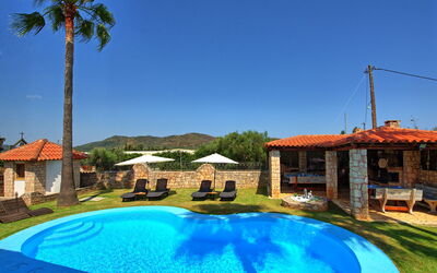 Villa Milon: Buitenshuis, zwembad