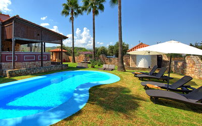 Villa Milon: Buitenshuis, zwembad