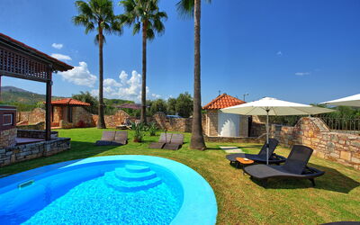 Villa Milon: Buitenshuis, zwembad