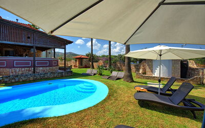 Villa Milon: Buitenshuis, Tuin, zwembad