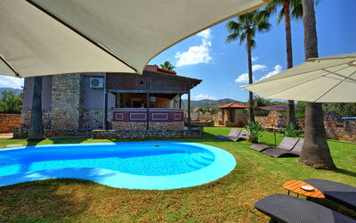 Villa Milon: Buitenshuis, Tuin, zwembad