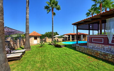 Villa Milon: Buitenshuis, Tuin