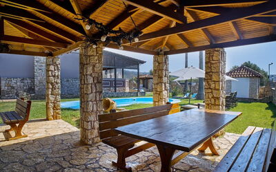 Villa Milon: Balkon / terras / patio, zwembad