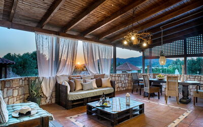 Villa Milon: Balkon / terras / patio, Buitenshuis