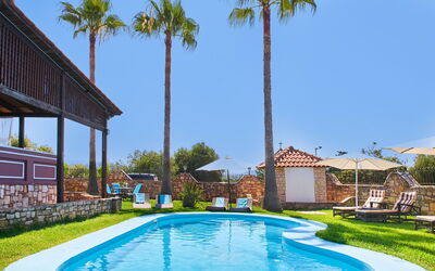 Villa Milon: Tuin, zwembad