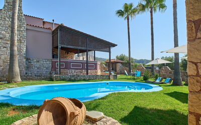 Villa Milon: Tuin, zwembad