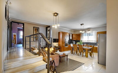 Villa Milon: Keuken, Lunchroom, Woonkamer