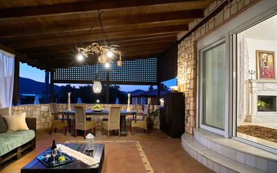 Villa Milon: Balkon / terras / patio