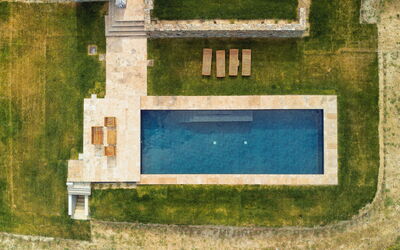Villa Taylor: Overhead view of the swimming pool