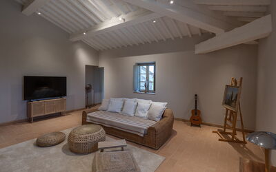 Villa Taylor: Living room with chimney and tv