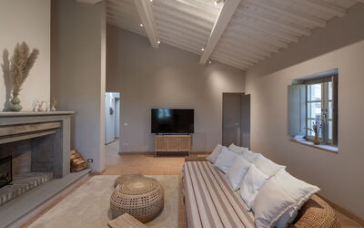 Villa Taylor: Living room with chimney and tv, second point of view