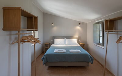 Villa Taylor: Fourth bedroom with bath tub - closer look to the bed