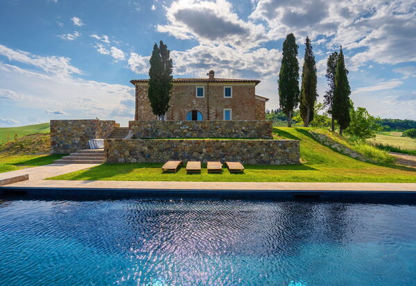 Villa Taylor: View of the Villa from the swimming pool