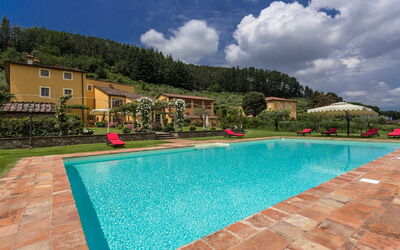 Villa Lucci: bassin, Jardin