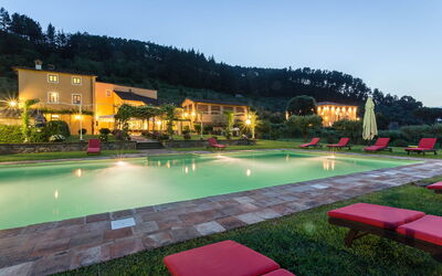 Villa Lucci: bassin, Jardin