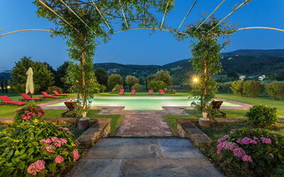 Villa Lucci: bassin, Jardin