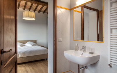 Villa Chiugi: chambre à coucher, Salle de bain