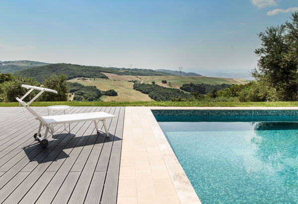 Villa Chiugi: Piscina, Vista Panoramica