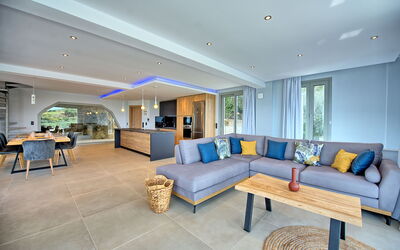 Villa Prokimea: Keuken, Lunchroom, Woonkamer