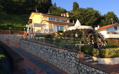 Villa Sophia: Buitenshuis