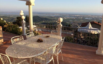 Villa Sophia: Buitenshuis