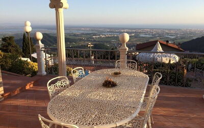 Villa Sophia: Buitenshuis