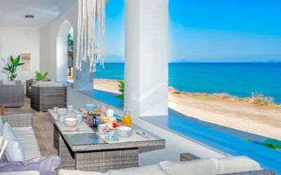 Villa Magnifica: Balkon / terras / patio, Keer bekeken